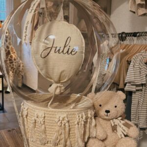 Babycadeaupakket met teddybeer en gepersonaliseerde ballon Julie.