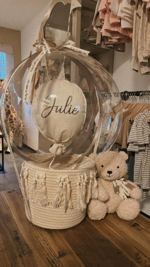 Babycadeaupakket met teddybeer en gepersonaliseerde ballon Julie.