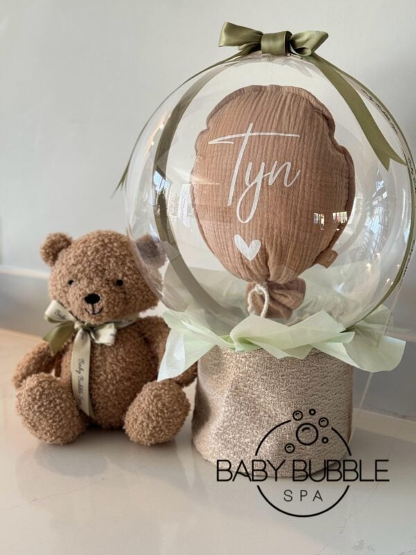 Persoonlijk cadeaupakket met teddybeer en ballon voor baby's.