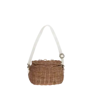 Rieten handtas met witte schouderriem voor baby spa accessoires.