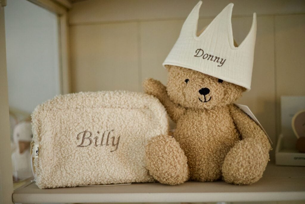 Schattige teddybeer met naam en muts, perfect voor cadeaupakketten.