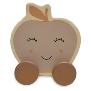 Houten speelgoedauto met appelmotief voor kinderen.