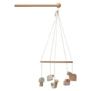 Houten baby mobiel met boerderijdieren voor babykamer decoratie.