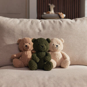 Schattige teddybeer knuffels op een bank, perfect voor baby's en kinderen.