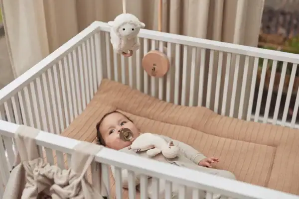 Muziekhanger lam voor babybedje, rustgevend en schattig. Perfect voor baby's om te kalmeren en te on.