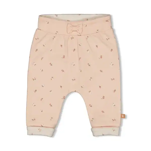 AOP babybroek voor meisjes, zacht licht roze met rozenprint en comfortabele pasvorm.