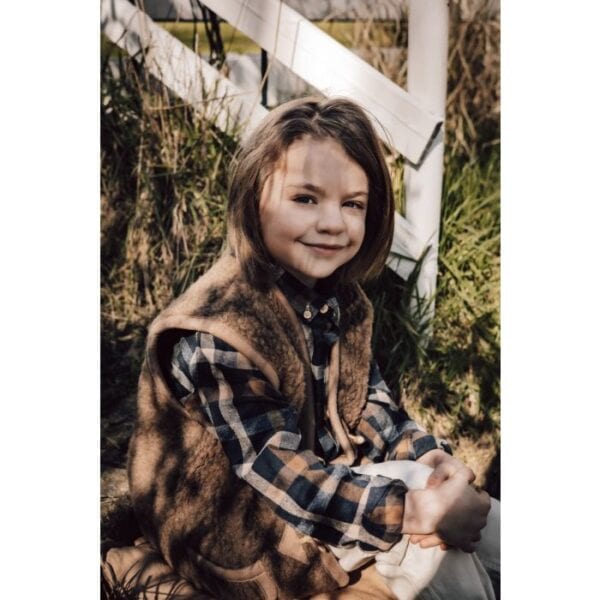 Kind in warm winterkleding buiten, geschikt voor baby spa en ontspanning.