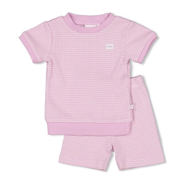 Schattige roze wafel shortama voor baby's, zacht en comfortabel.