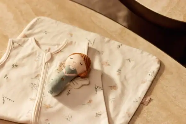 Rammelaar met fee-ontwerp voor baby's, zacht en veilig voor kleintjes.