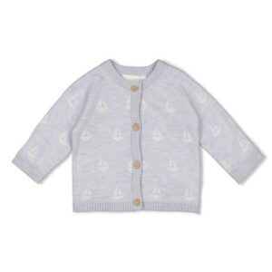 Gebreid babyvestje in blauw met zeilbootpatroon, perfect voor kleintjes.