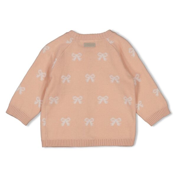 Roze gebreid babyvestje met witte strikjes, zacht en comfortabel.