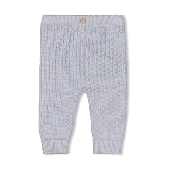 Gebreide babybroek in blauw, perfect voor comfort en stijl.