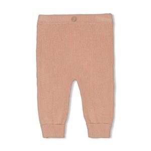 Gebreide roze babybroek, zacht en comfortabel voor baby's.