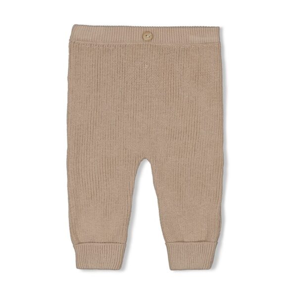 Zachte gebreide babybroek in zand melange, comfortabel en warm.